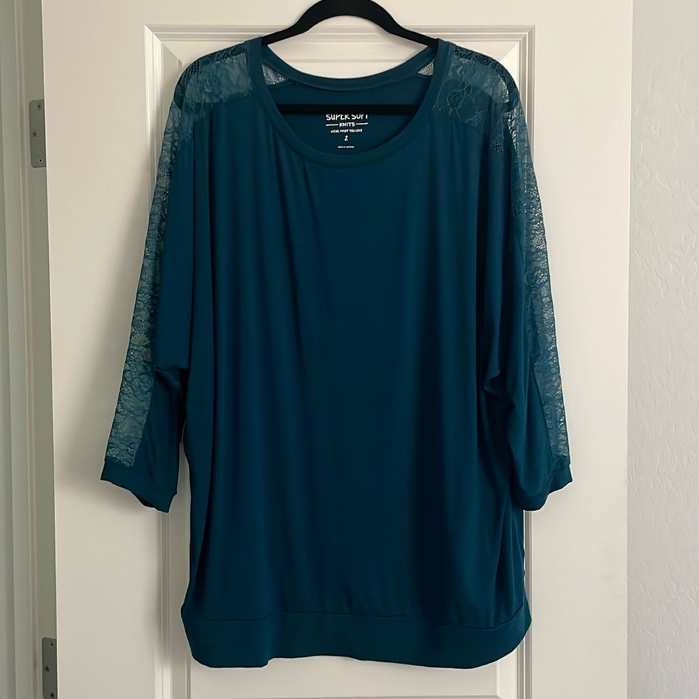 Torrid super soft lace sleeve top size 2